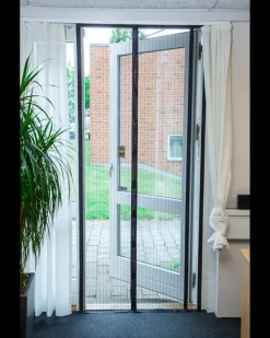 Schuster Myggenet til dør - sort| Øvrige Artikler|Øvrige Fælder Og Bekæmpelsesmidler